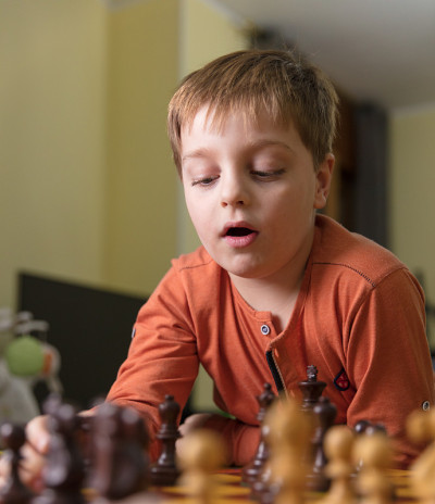 男孩下棋