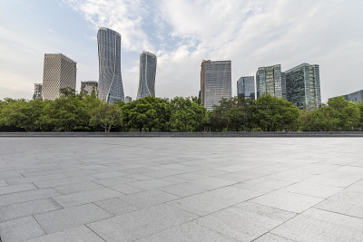 全景天际线和现代商业办公建筑与空的道路，空的混凝土广场地板