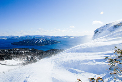 日本北海道比霍罗山口的Kussharo湖，冬季