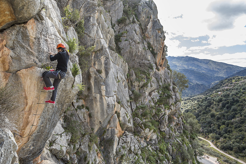 一名女子在攀爬via ferrata