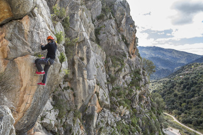 一名女子在攀爬via ferrata