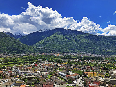 Bellinzona, Monte Carasso和Ticino河谷的全景