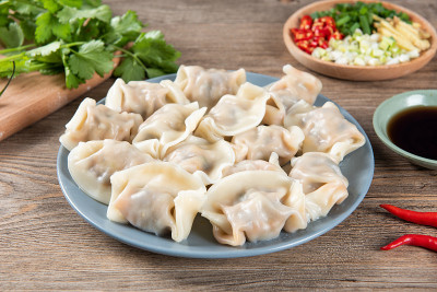 快来看看新鲜的水饺。中国食物在乡村古老的木制背景。