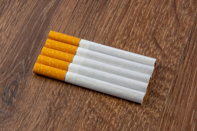 特写滤嘴香烟，以木制为背景的反吸烟运动