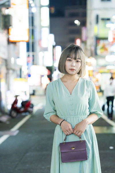 一名年轻女子晚上在东京摆造型