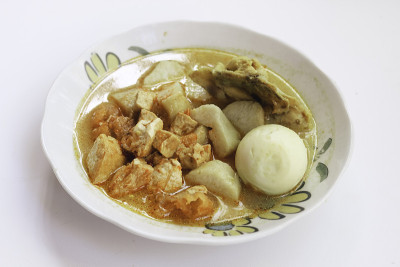 Lontong Sayur或Ketupat，印度尼西亚美食。用椰奶和香料煮熟的蔬菜压糕或龙通。在开斋