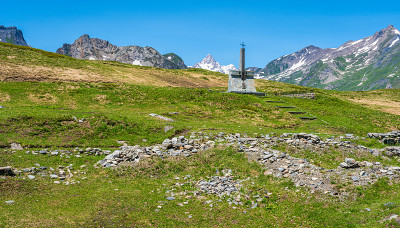 夏日下午，意大利和法国之间的小圣伯纳德山口的美丽风景。