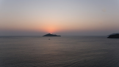 日出在海上和岛屿上