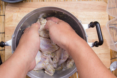 厨师将面粉加入鸡翅中烹饪