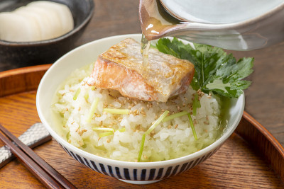 三文鱼chazuke。日本的传统食品。