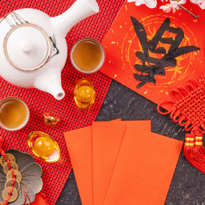 中国农历一月新年的设计理念-节日饰品，红包(ang pow，红包)，俯视图，平铺，头顶上方。“春”这