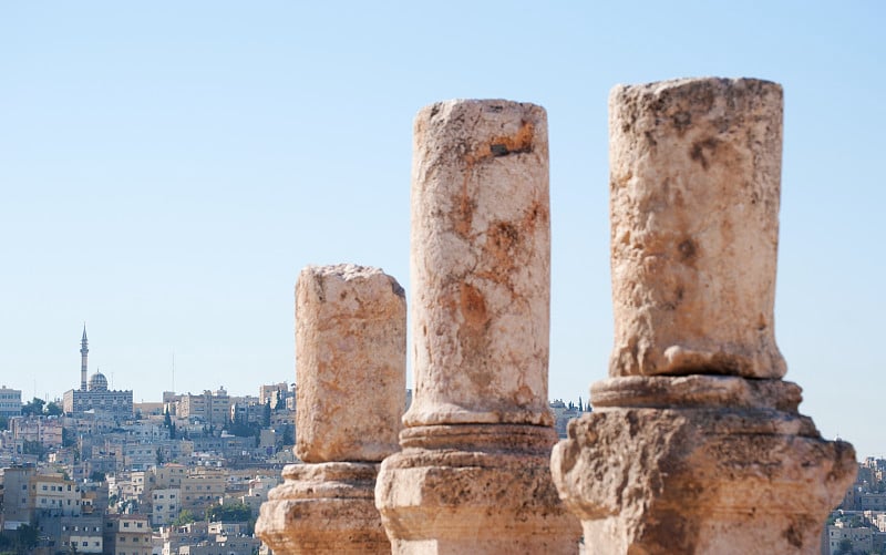 安曼:从安曼城堡(Amman Citadel)顶部俯瞰首都安曼全景，这里是历史和考古遗址，也是城市的