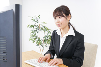 白色背景的年轻日本女人