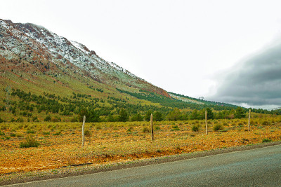 在摩洛哥阿特拉斯山脉的道路。在摩洛哥