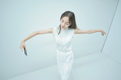 一名年轻女子拿着智能手机跳舞