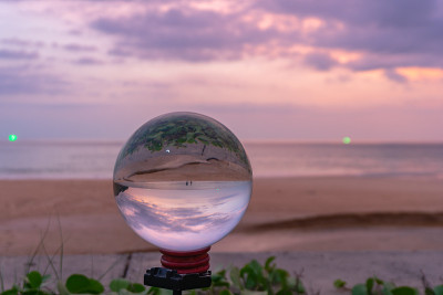 夕阳内的水晶球在卡隆海滩