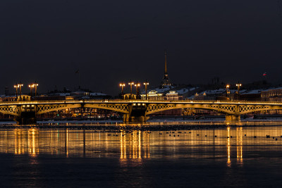 冬夜城市圣彼得堡的全景镜头，水中倒影如画，以艾萨克大教堂为背景，布拉戈维申斯基大桥，老名字是施密特中