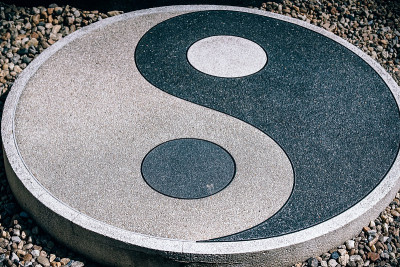 地上有阴阳象征石
