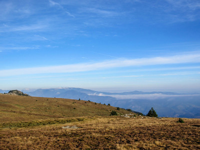 日落时分，法国南部比利牛斯山的朦胧山景