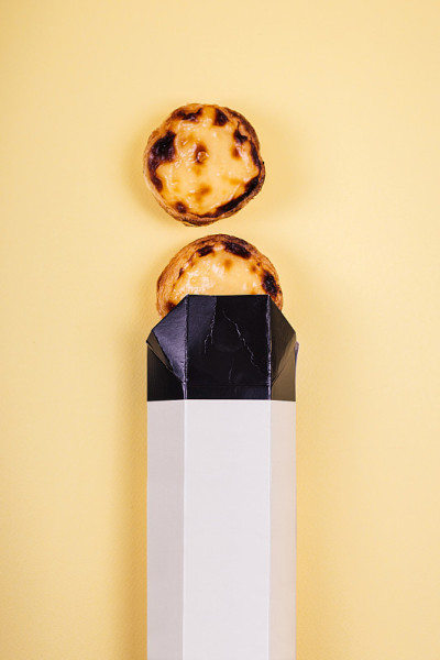 Pastéis de Nata，葡萄牙蛋挞，黄色柔和的背景