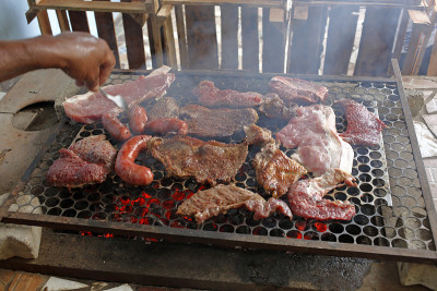 搭配各种肉类和香肠的烤肉