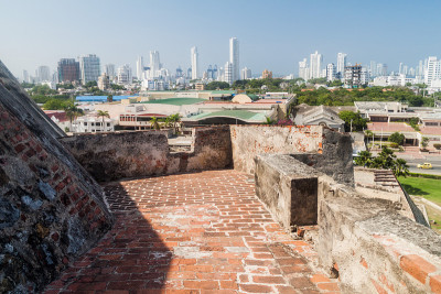 哥伦比亚卡塔赫纳德巴拉加斯城堡。背景中的Boca大街区的Skyscrapers。