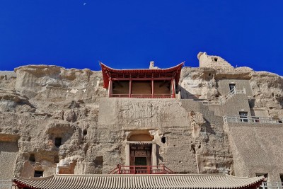 130-莫高窟的两层红漆木门廊。敦煌-甘肃——中国- 0617