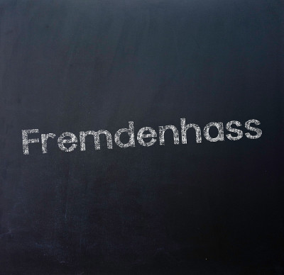 黑板上的字仇外德国“Fremdenhass“