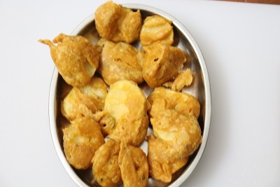 脆皮绿辣椒Pakora或Mirchi Bajji