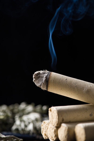中国传统的艾灸贴在一张木桌上