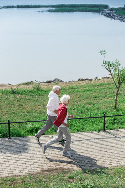 活跃的成熟夫妇在户外跑步