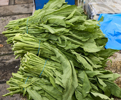 在市场上卖蔬菜