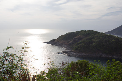 船经过海面，夕阳和阳光反射