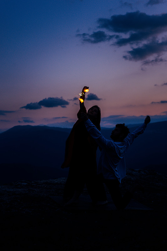 一对年轻男女在mountain hill跳街舞