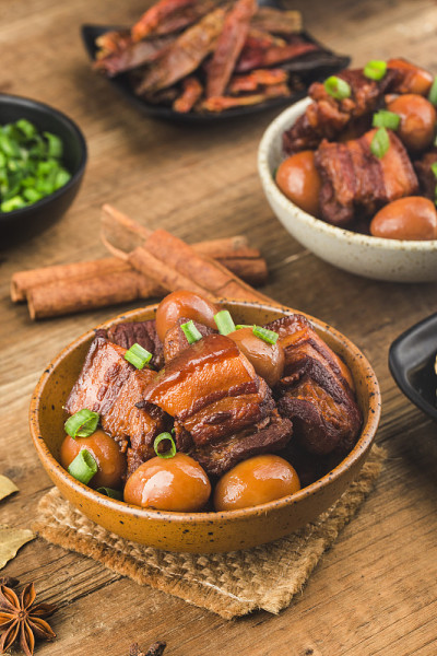 鹌鹑蛋炖五花肉(中国菜)