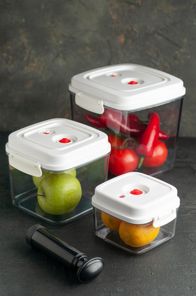 带泵和阀门的真空容器。食品存储。一组三个。广场的形状。食品级塑料材料。黑暗的背景。