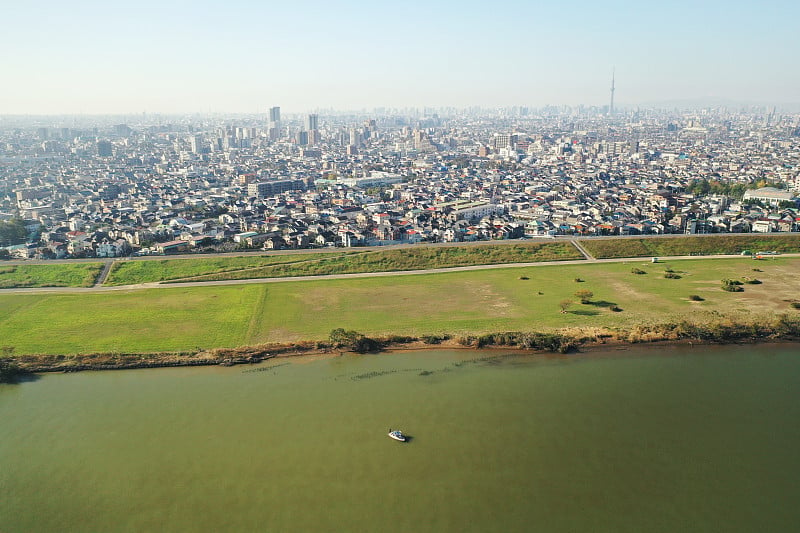 从江户川上空俯瞰东京