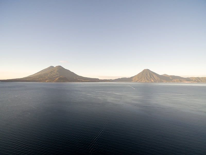 背景中的圣佩德罗火山和阿提兰火山。前景中的阿提特兰湖。危地马拉观光胜地