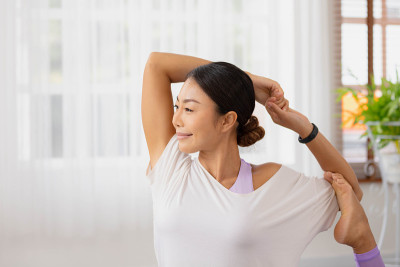 接近亚洲妇女练习Eka Pada Rajakapotasana，单腿鸽子王位置，作为瑜伽概念的一部分