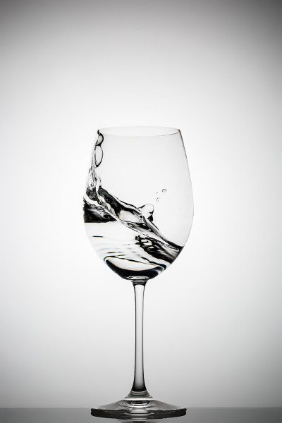有飞溅液体的酒杯