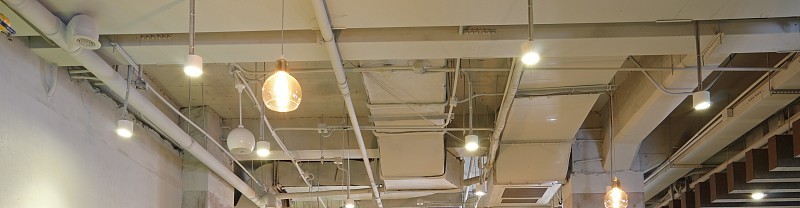 白色工业风格的天花板，外露空调通风口，格栅，管道，灯横幅