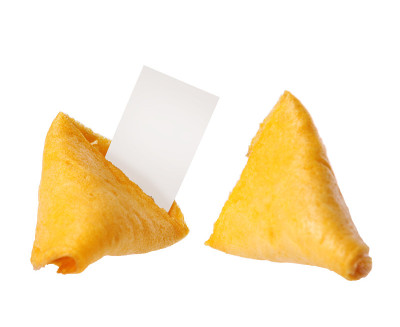 破碎的幸运饼干与空白纸条隔离