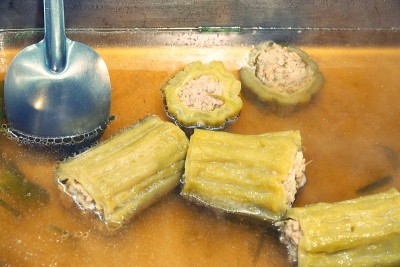 用调味的肉末汤填满苦瓜