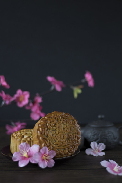 传统的黑色背景月饼