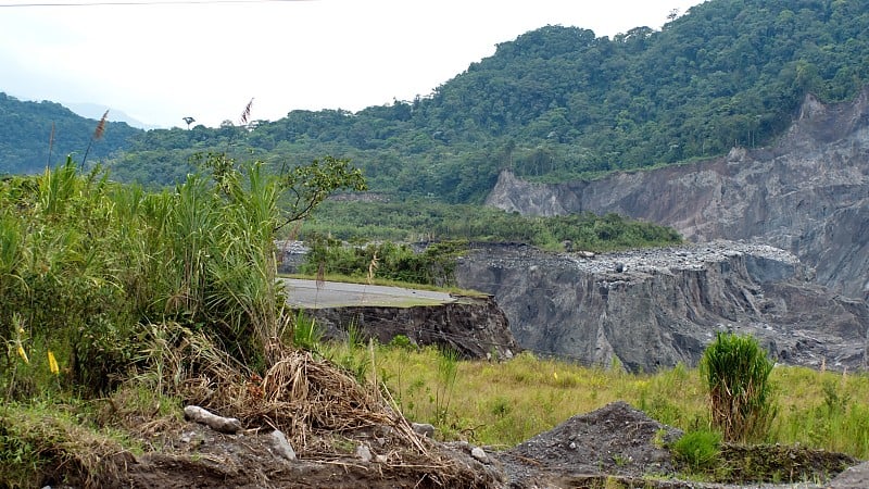 一条塌陷的道路在河峡谷的一侧