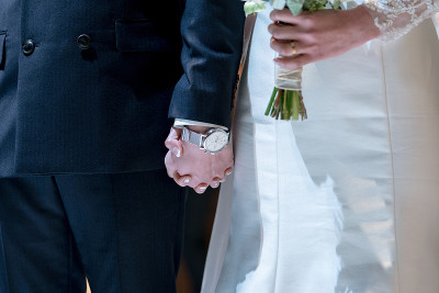 新娘手持婚礼花束。