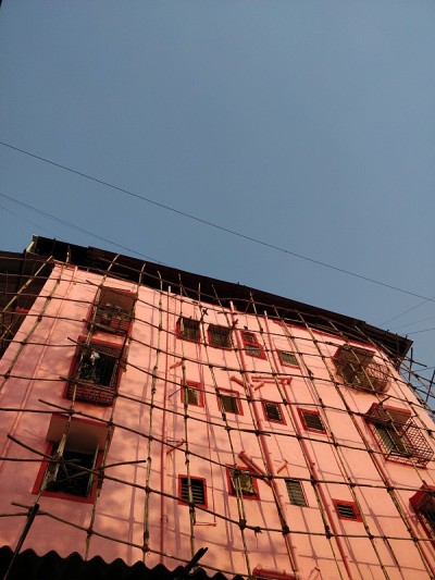 低角度的粉红色住宅建筑对蓝色的天空