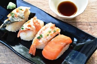 寿司日本食物与芥末蘸酱油