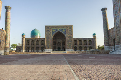 乌兹别克斯坦撒马尔罕Registan广场上的Madrasah Tilla-Kari学校