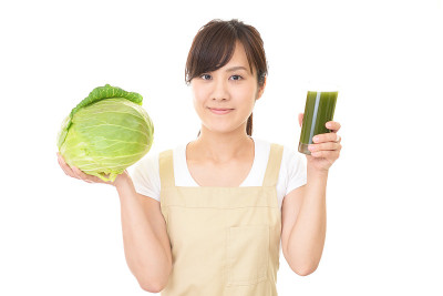 喝着果汁的女人